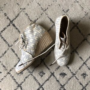 Toms Blue Tribal Arrow Desert Wedges